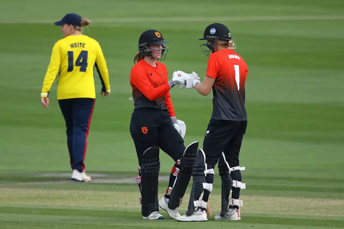 Tyson and McCaughan Star as Hampshire Hawks Outclass Thunder