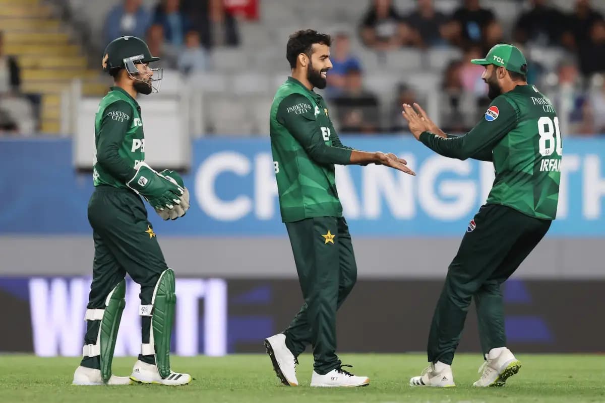 Shadab shines with all-round display as Islamabad United thrash Karachi Kings