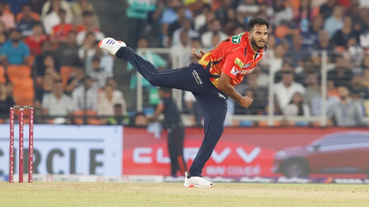 Vyshak turns the game around as Siraj falters with key decisions