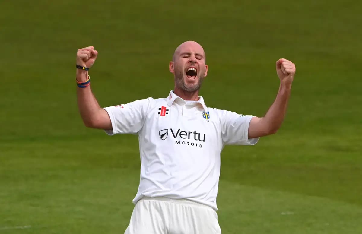Rain Denies Warwickshire Victory in Dramatic County Championship Derby