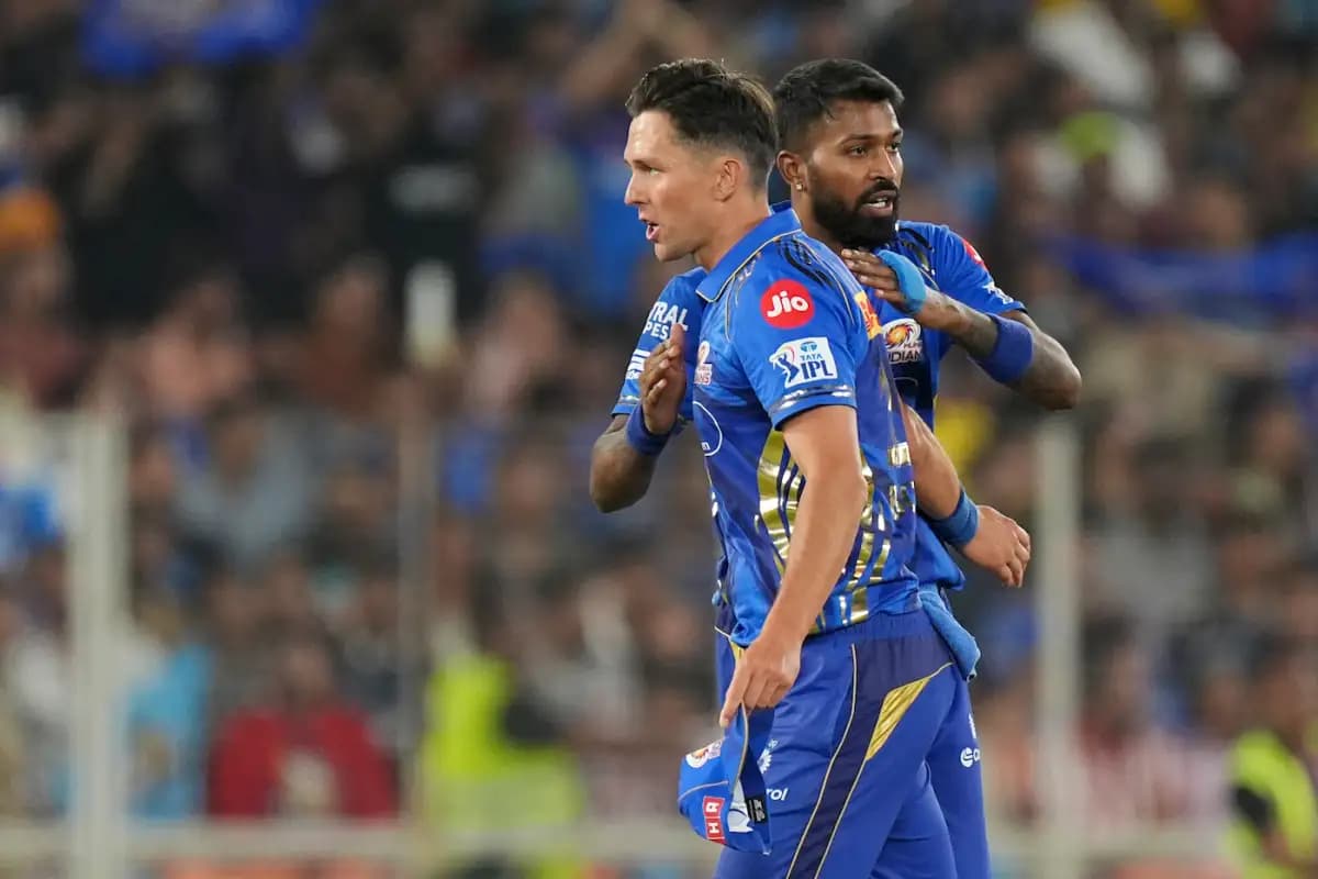 Hardik wins the battle against Gill with the ball, once again