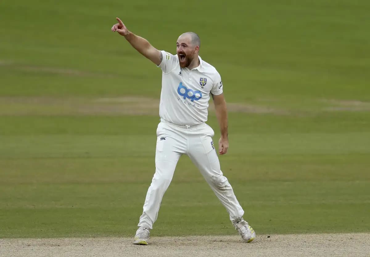 Raine and Potts Show Grit to Deny Essex Late Victory Push