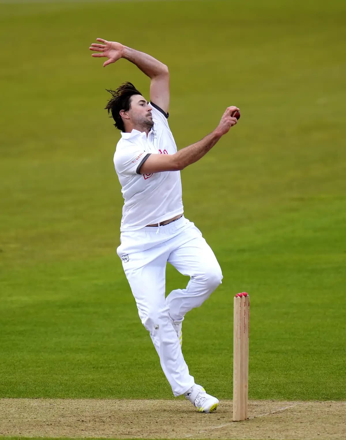 Fuller’s Four-Wicket Burst and Gubbins’ Unbeaten 87 Power Hampshire to Crushing Win Over Surrey