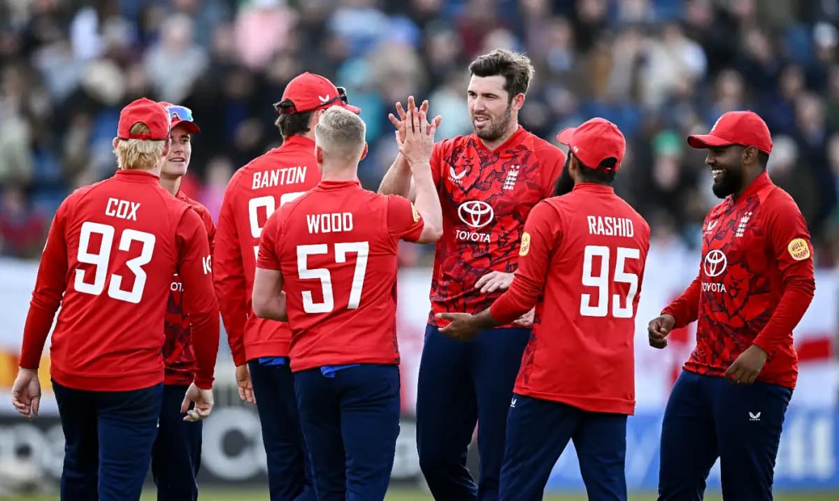 Stirling and Carmichael cash in as Bangladesh spill a handful