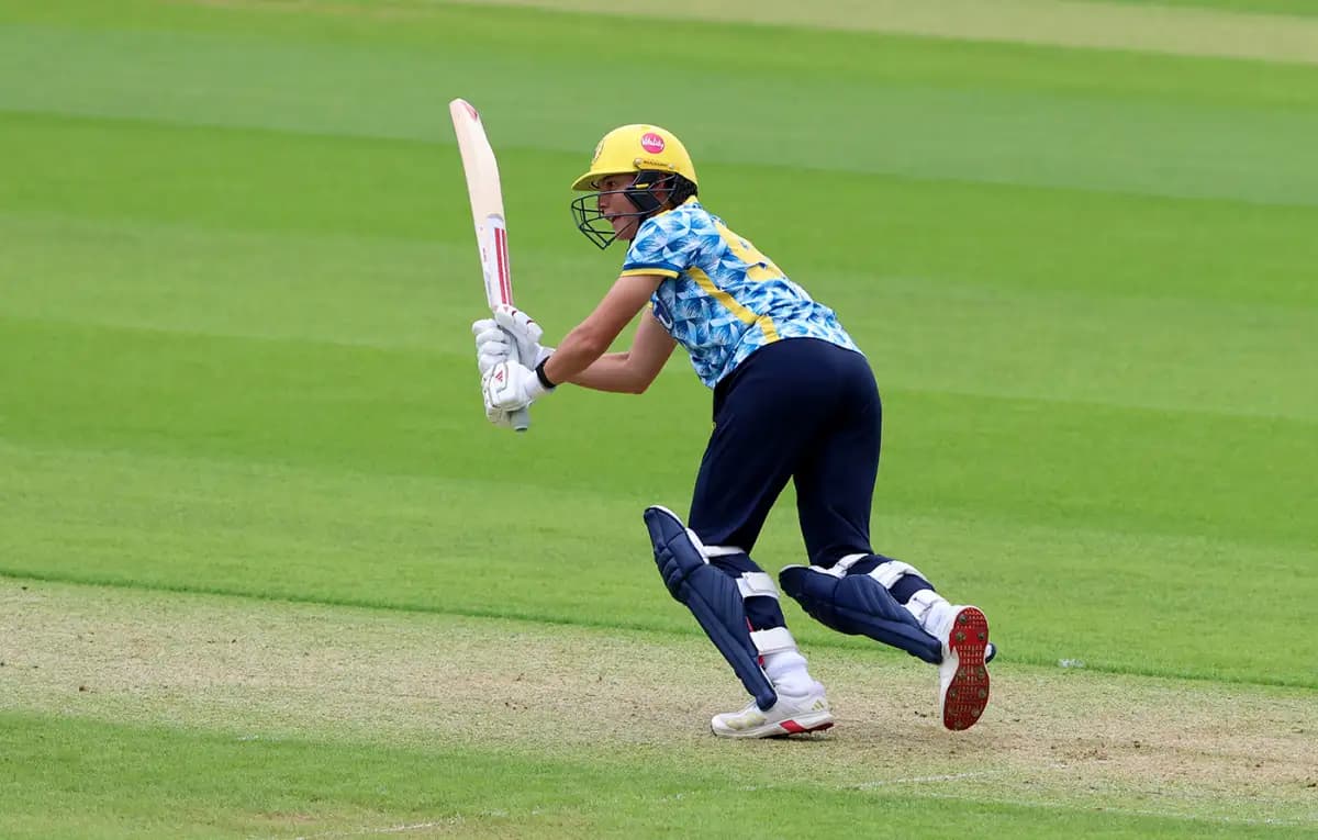 Issy Wong Stars with Bat and Ball as Bears Roar into the Final
