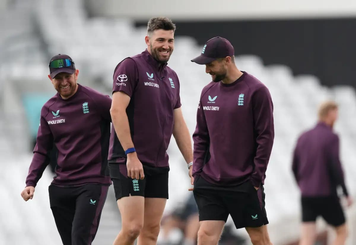 Suspected Shoulder Dislocation Puts Woakes’ Bowling in Doubt During Oval Test