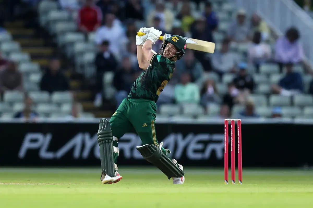 Tom Moores Blasts 148 to Crush Essex in One-Man Show