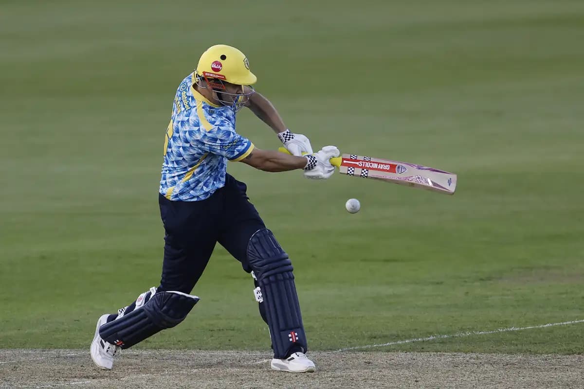 Warwickshire Edge Past Follow-On Target as Somerset Press for Advantage at Edgbaston