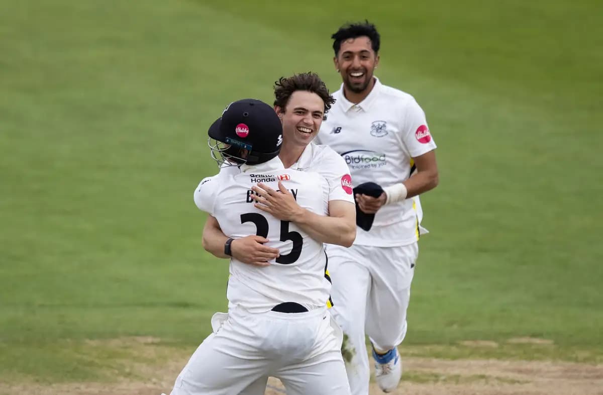 Bracey’s Gritty 96 Outshines Handscomb’s Ton as Gloucestershire Survive Late Scare