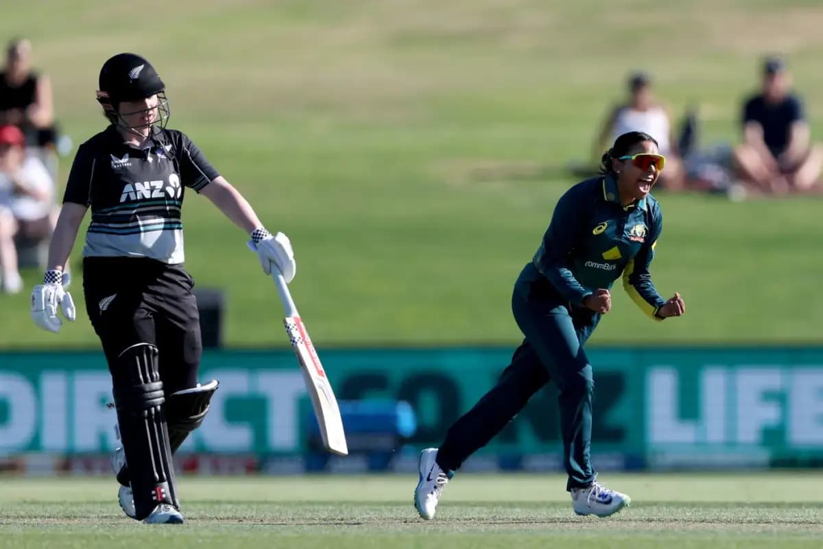 Emma Lamb, Alana King Star as Thunder Cruise Past Bears to Stay in Finals Hunt