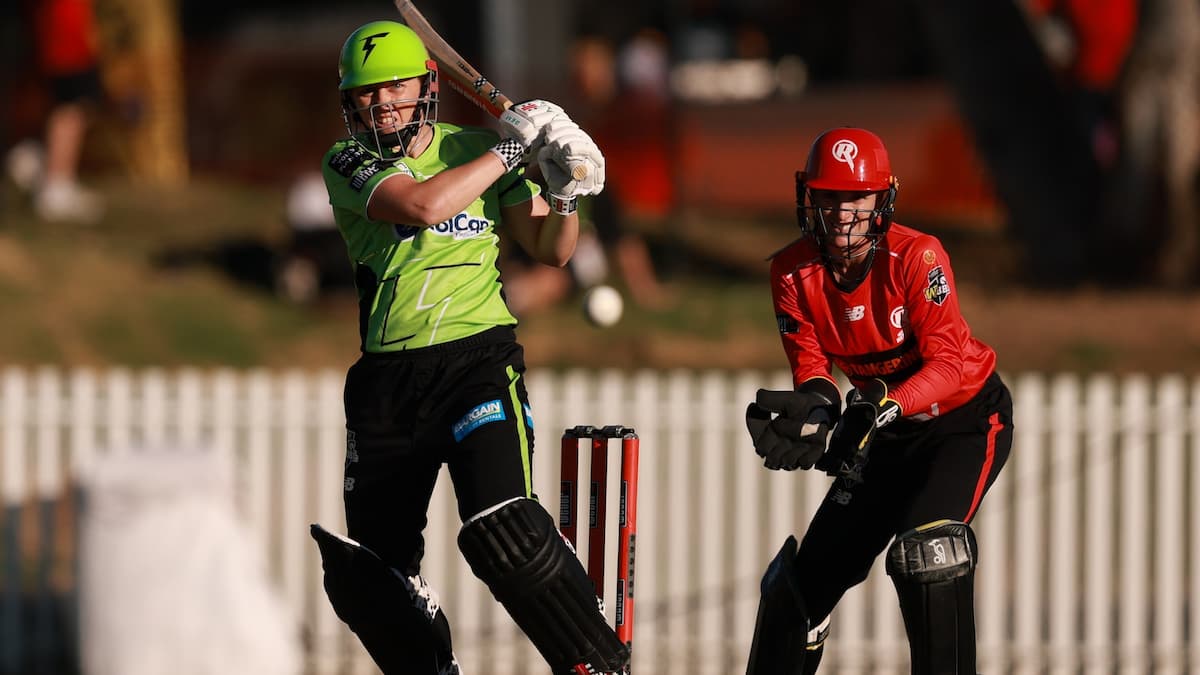 Georgia Voll takes 4-26 as Sydney Thunder beat the Renegades in the WBBL 12 opener